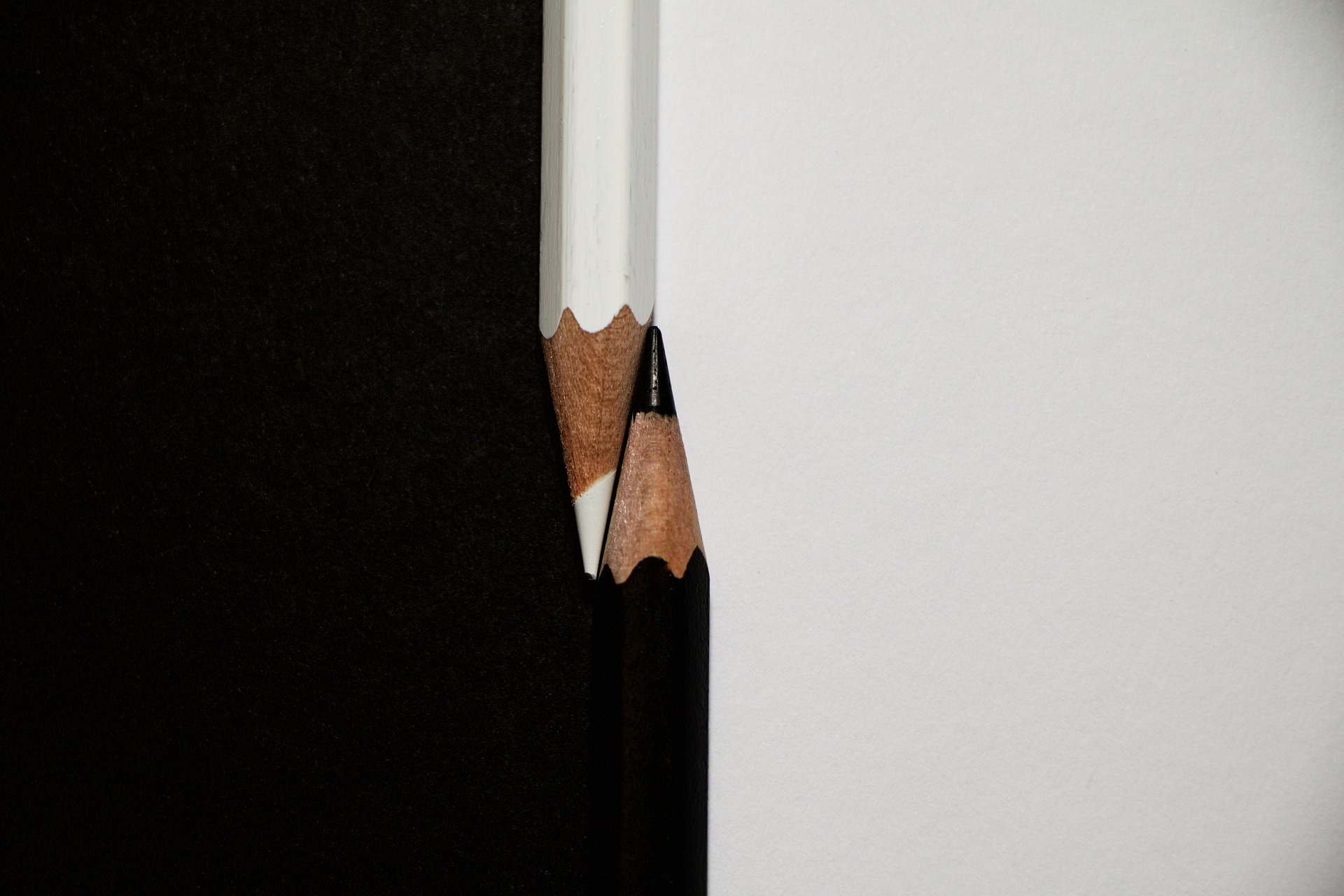un crayon blanc et un crayon noir
